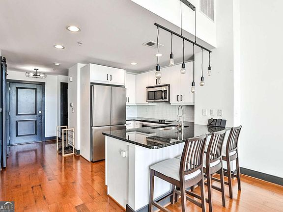 3rd image of 1261 Caroline St #211