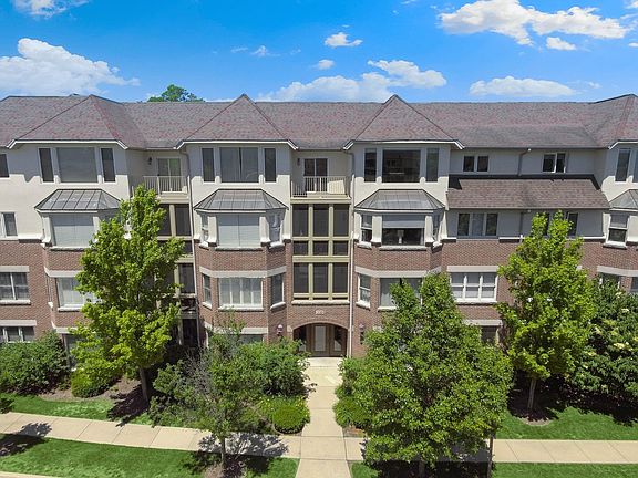 2nd image of 200 N River Ln Unit 106