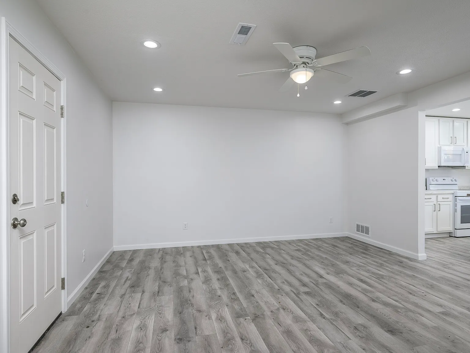 3 bed, 1.5 bath, 1300 sqft, $1,600 — Photo 3