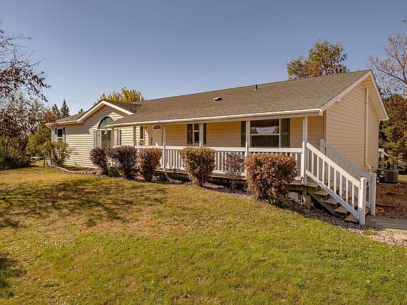 3rd image of 105 10th St SE