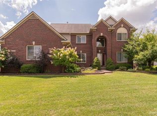 10252 Wildrose Ct, South Lyon, MI