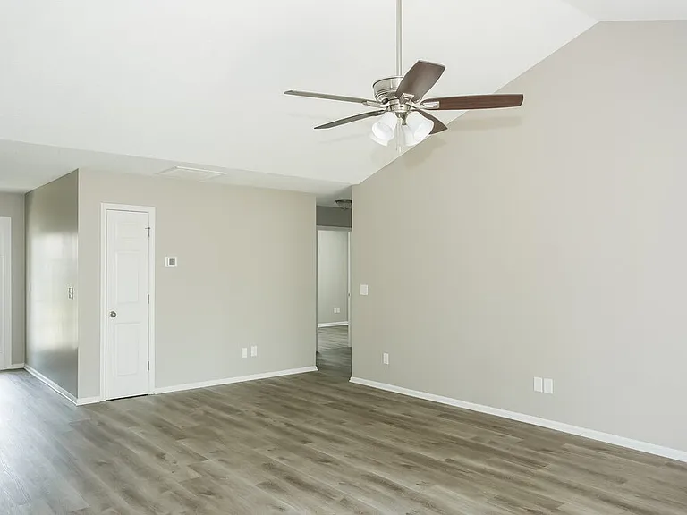 1004 Ayrshire Ln — Photo 6