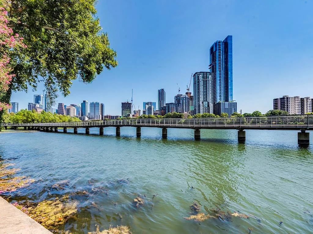 Building Photo - 500 E Riverside Dr #206