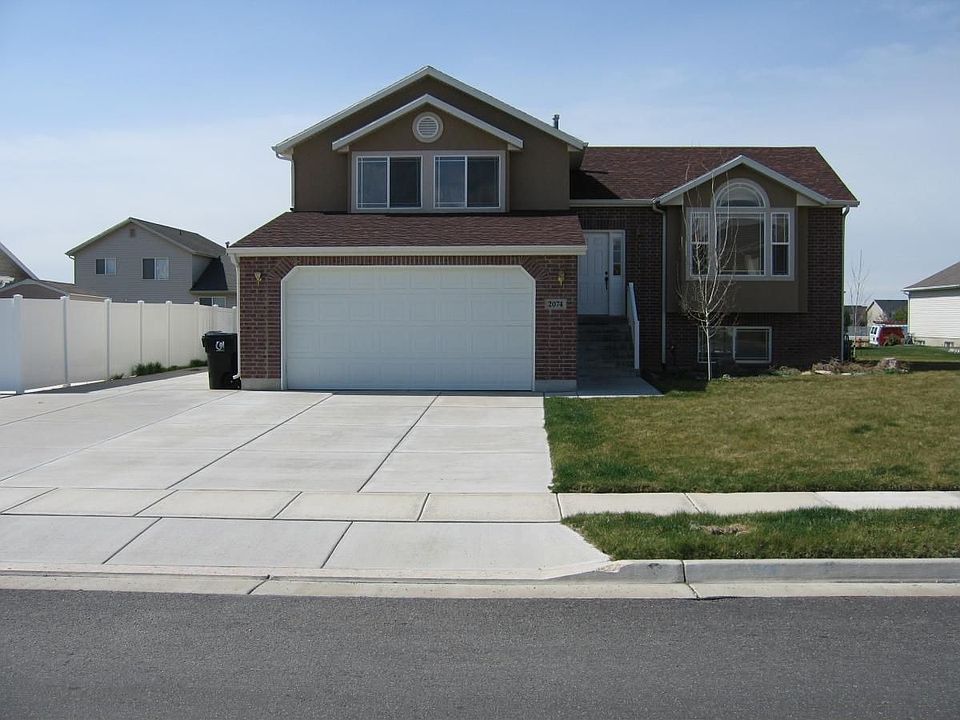 Front- Notice great RV pad- recently fenced!