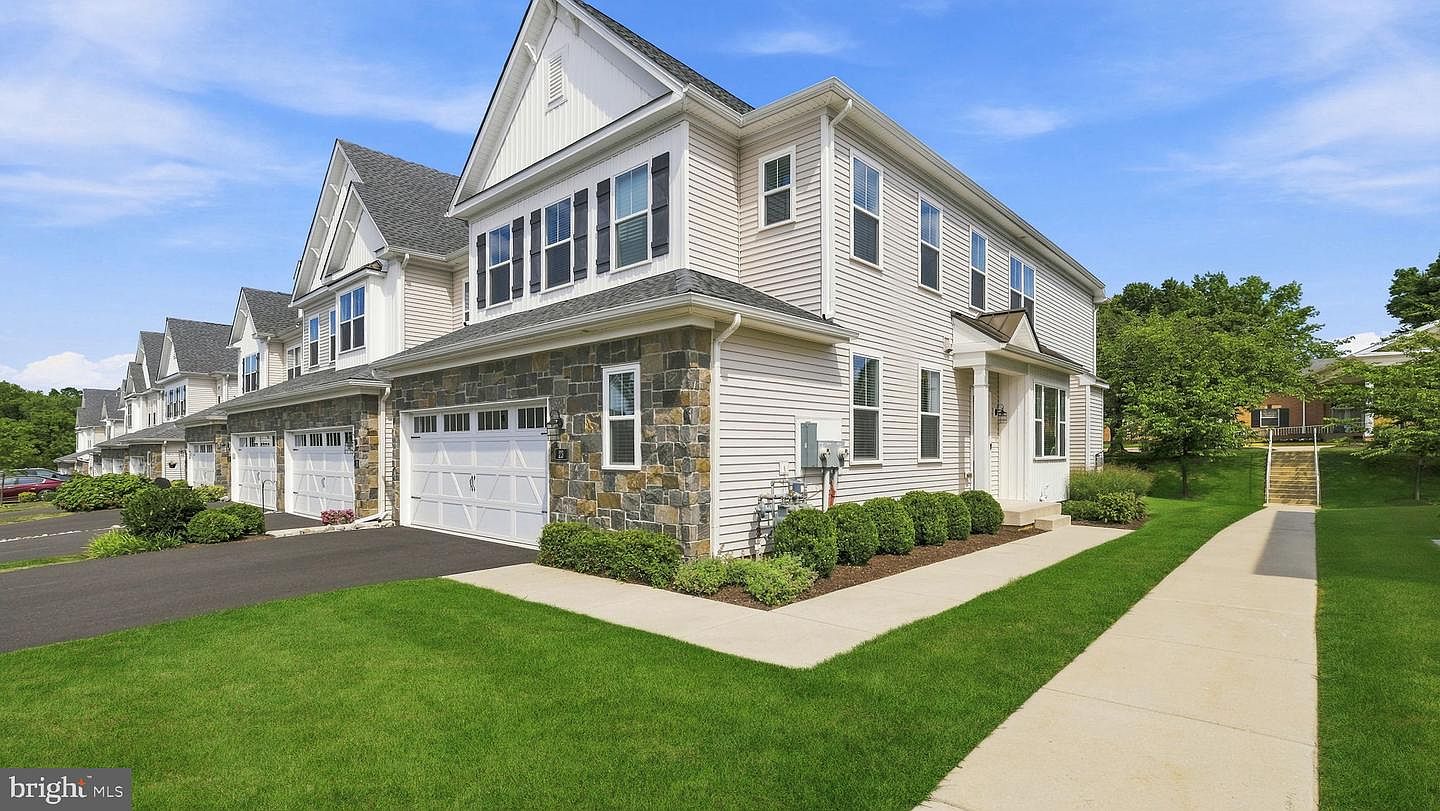 23 Swan Ln — Spring Mill Country Club