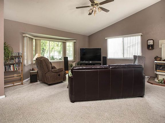 2nd image of 370 Nicole Dr