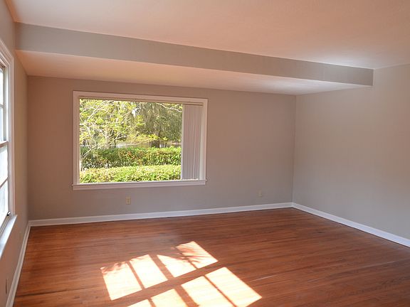 5th image of 547 Lake Como Cir