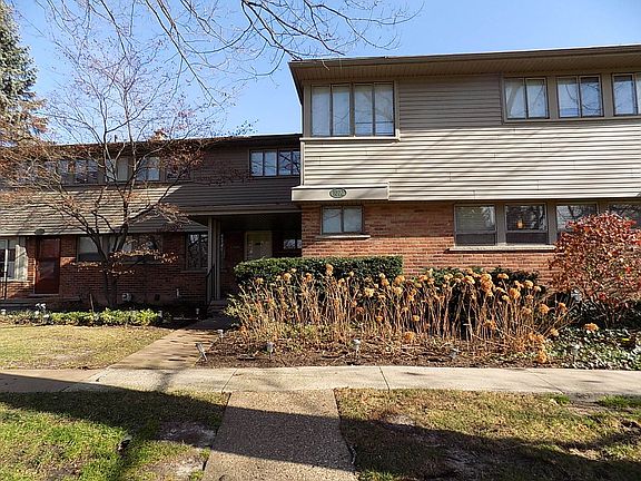2nd image of 1072 Stratford Ln