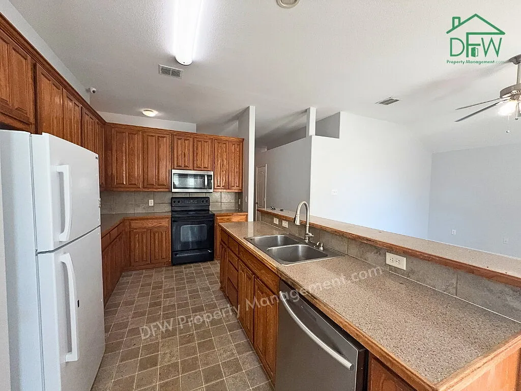 3 bed, 2.0 bath, 1763 sqft, $2,295 — Photo 3