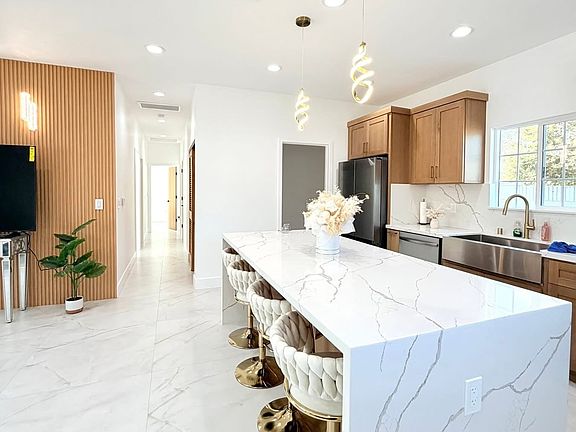 5th image of 604 S Vicki Ln #B