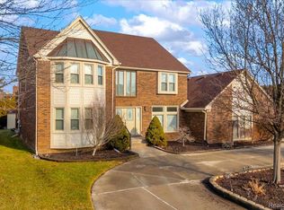 18676 Country Club Cir, Riverview, MI 48193