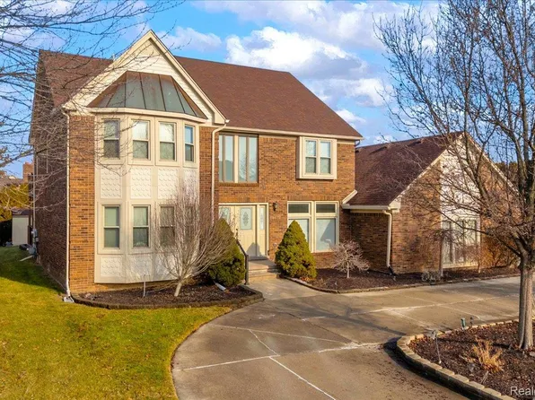 18676 Country Club Cir, Riverview, MI 48193