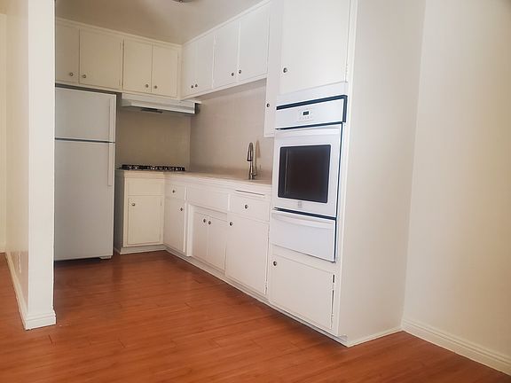 3rd image of 827 S Saint Andrews Pl #4