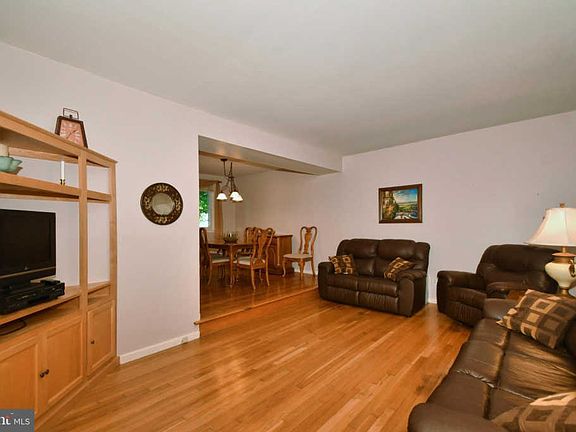3rd image of 401 Crocker St
