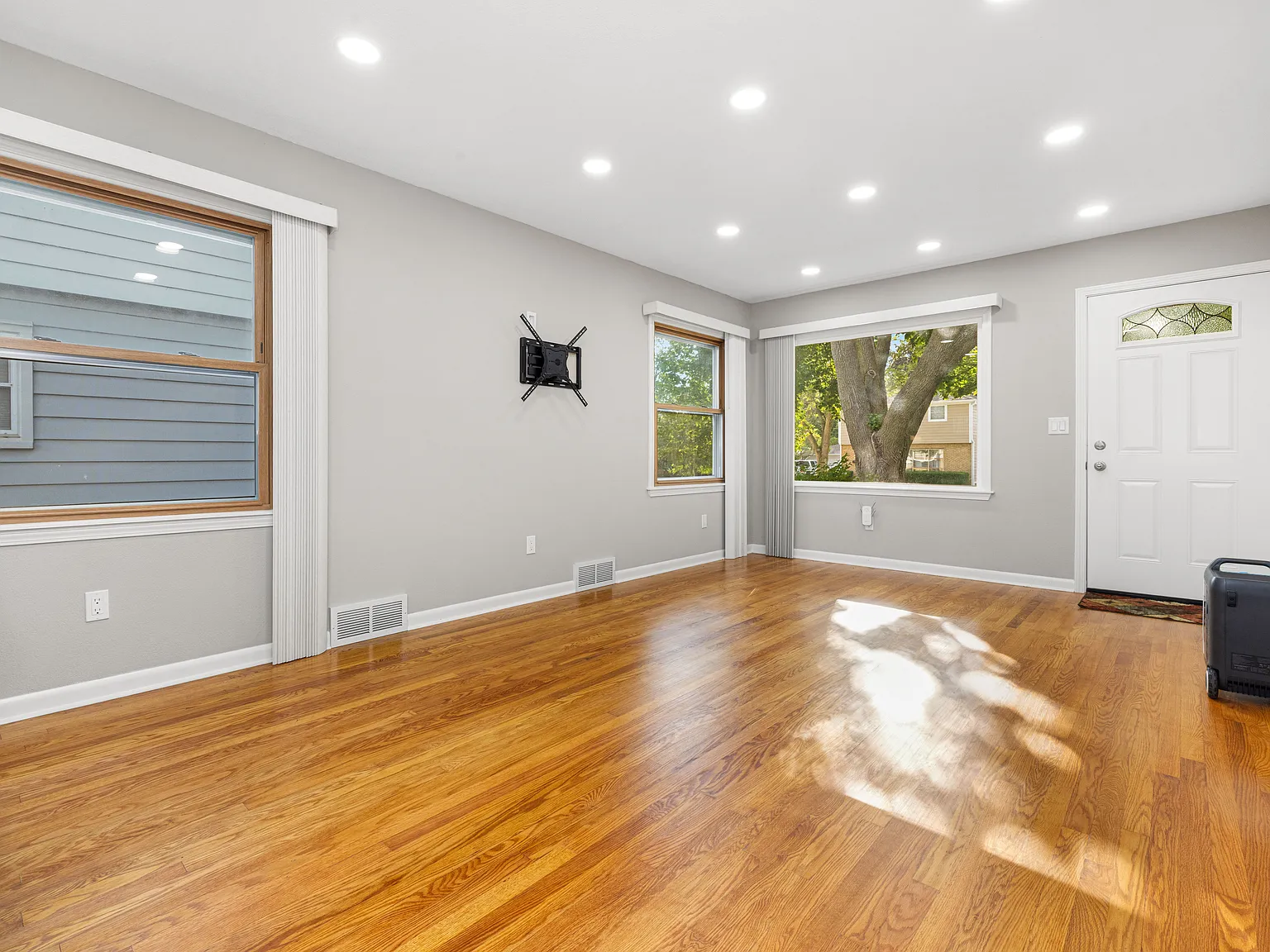 3 bed, 1375 sqft, $3,200 — Photo 2