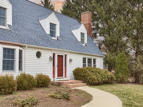 4th image of 106 Jennifer Dr