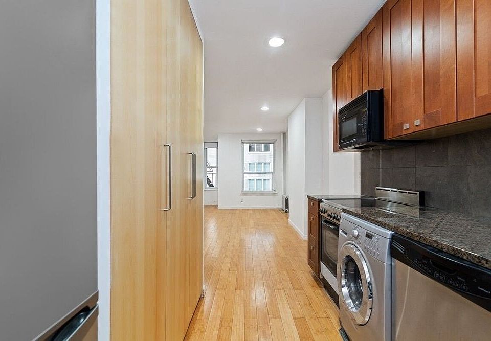1st image of 211 W 58th St APT 10
