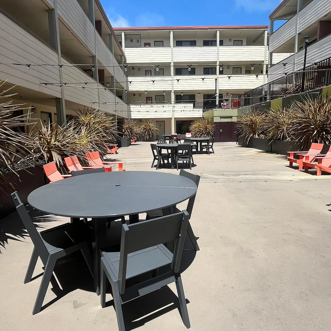 Hillside Courtyard — Photo 4