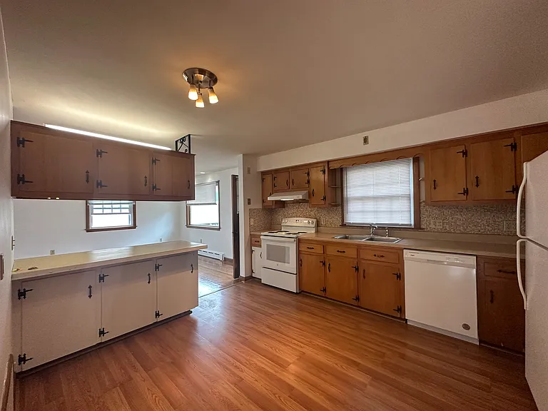 152 Evarts St — Photo 9
