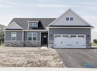 196 Valley Hall Dr, Perrysburg, OH