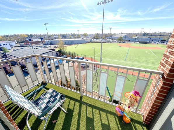 33 Lodgen Ct APT 4D