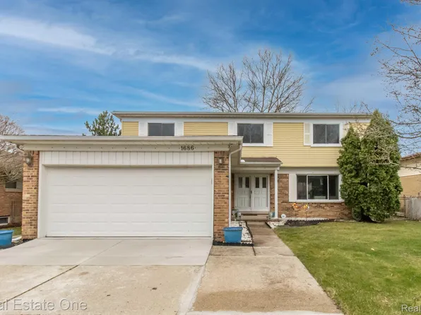 1686 Crestline Dr, Troy, MI 48083