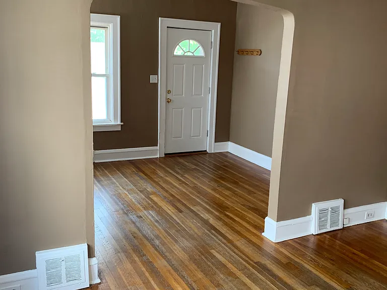 2074 Wyandotte Ave — Photo 10