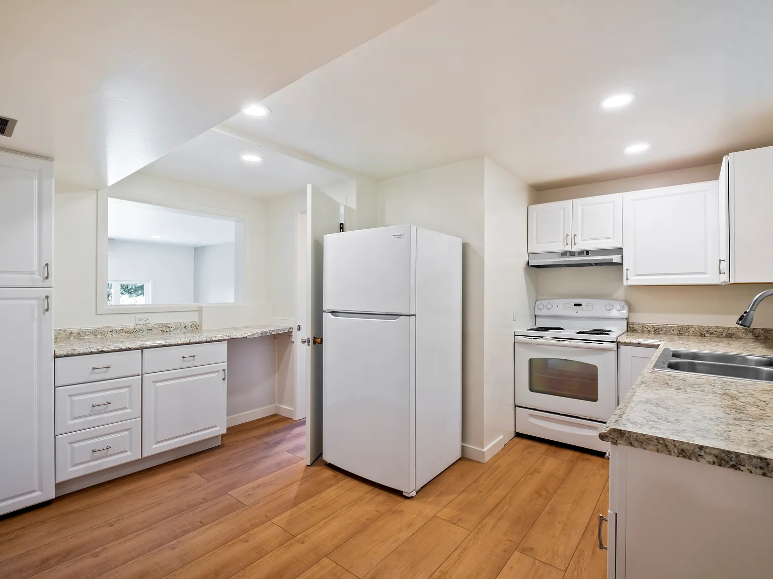 1 bed, 900 sqft, $2,200 — Photo 2