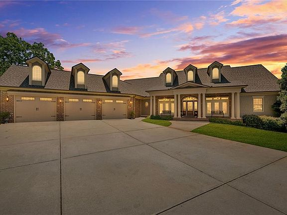 2nd image of 428 Fox Valley Dr