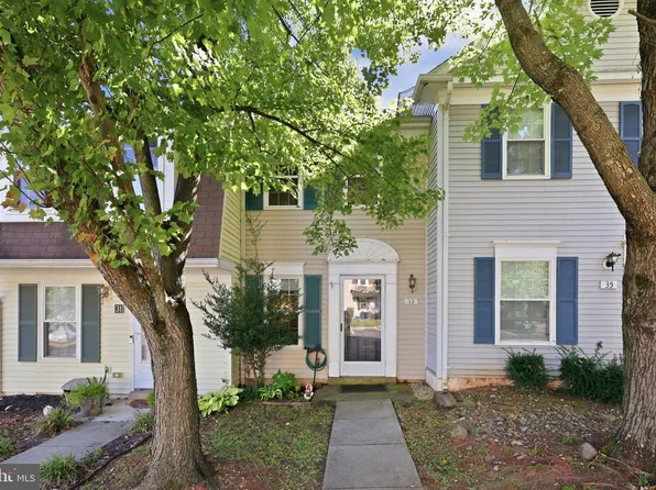 33 Alden Ct, Sterling, VA 20165