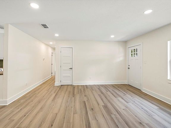 5th image of 4604 Twin Oaks Dr