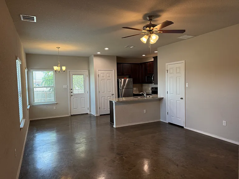 1139 Renee Way — Photo 3