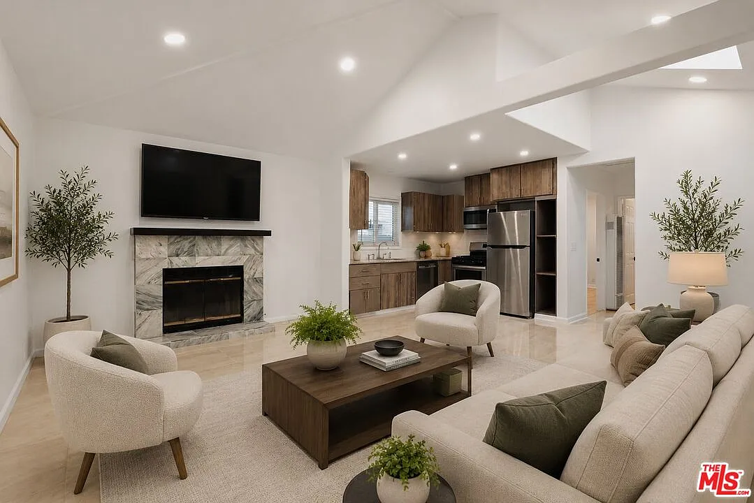 2 bed, 1.0 bath, 860 sqft, $4,995 — Photo 3
