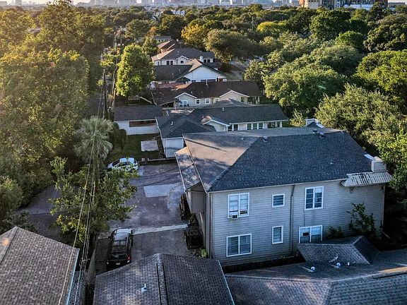 So close to all of downtown Houston's nightlife, restaurants, and sports.