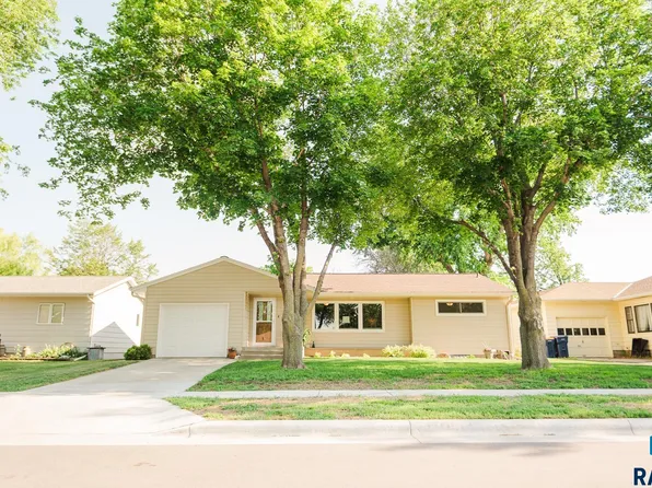 808 E 4th St, Dell Rapids, SD 57022