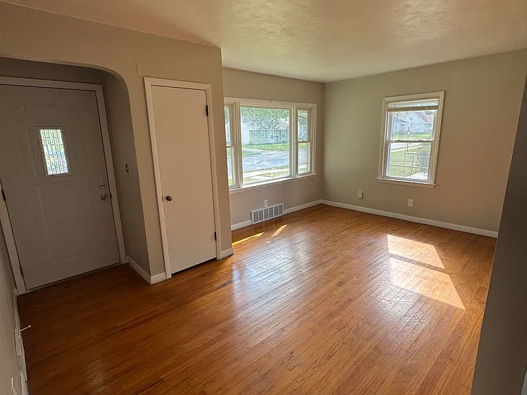 1620 W Hayes St — Photo 3
