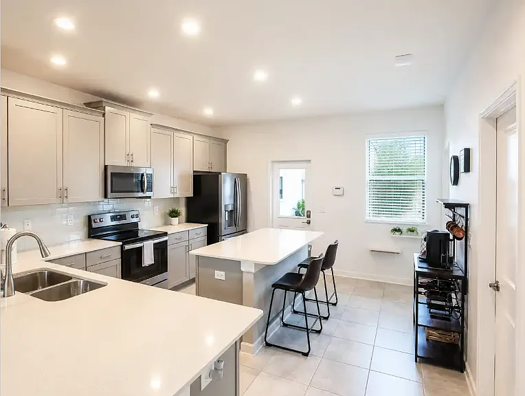 11650 Epic Ave — Photo 2