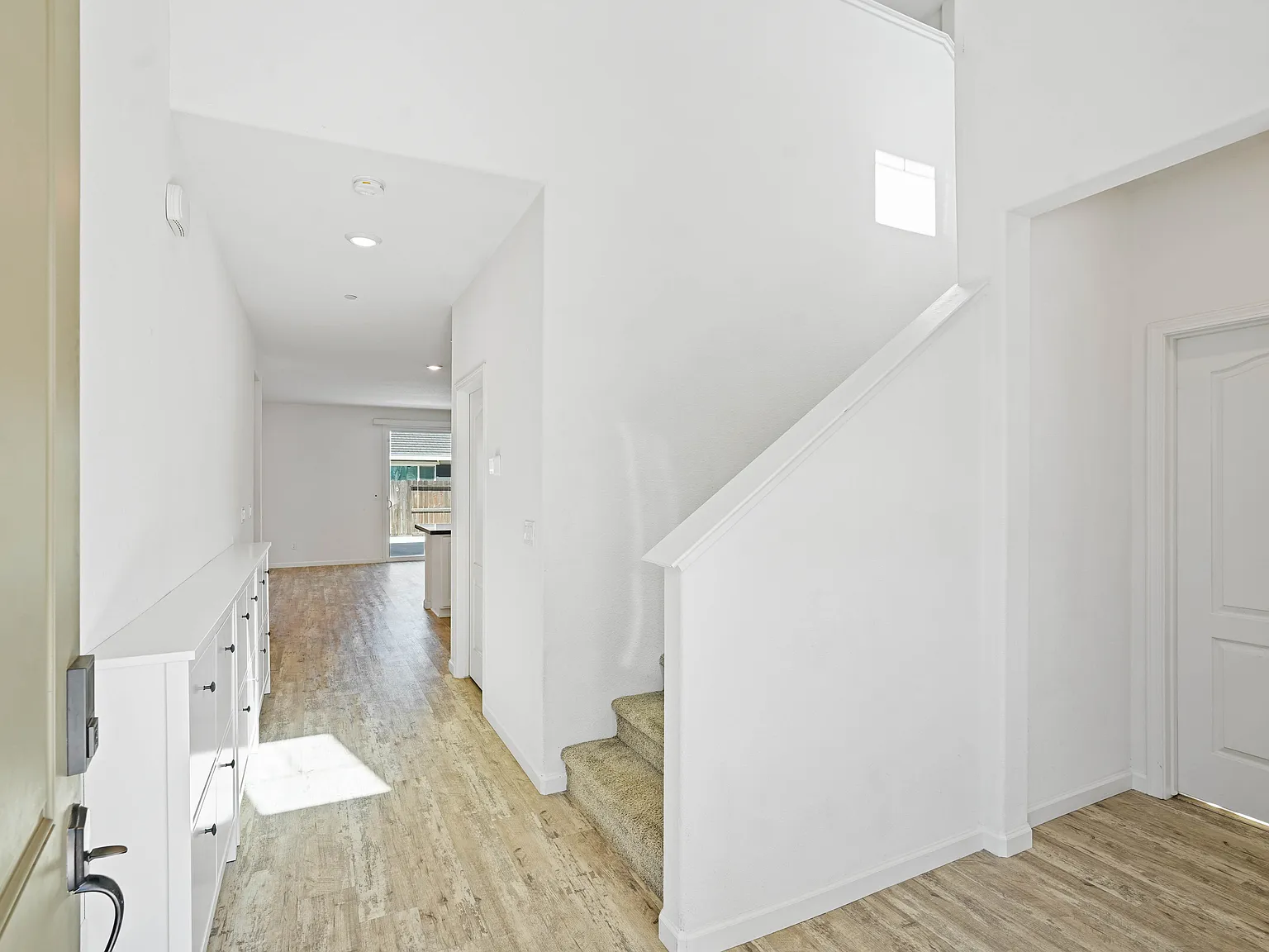 4 bed, 2555 sqft, $4,000 — Photo 3
