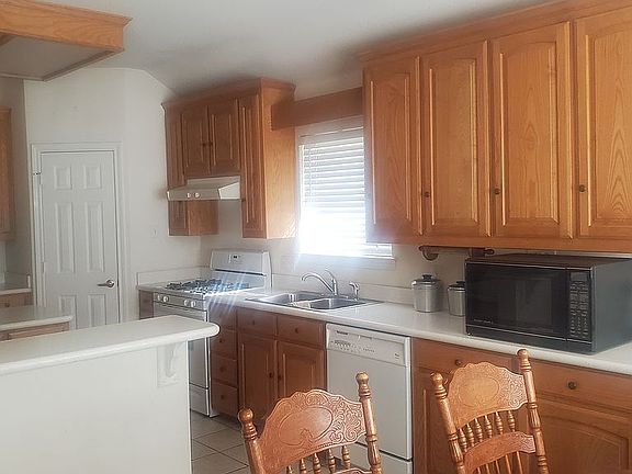 2nd image of 225 Lakeside Oaks Cir