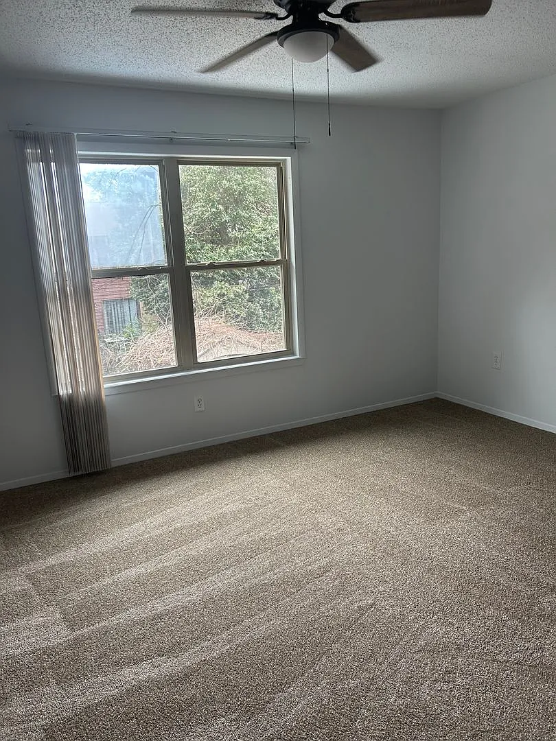 Building Photo - 11 Poulton Dr E #F