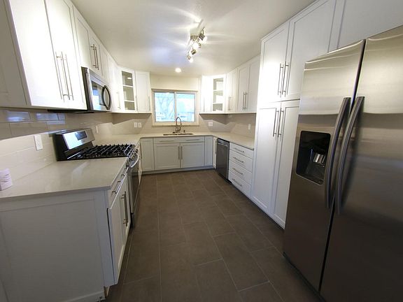 Fully Custom Kitchen with all of the amenities. Ample storage and efficient layout make this kitchen a dream to cook in.