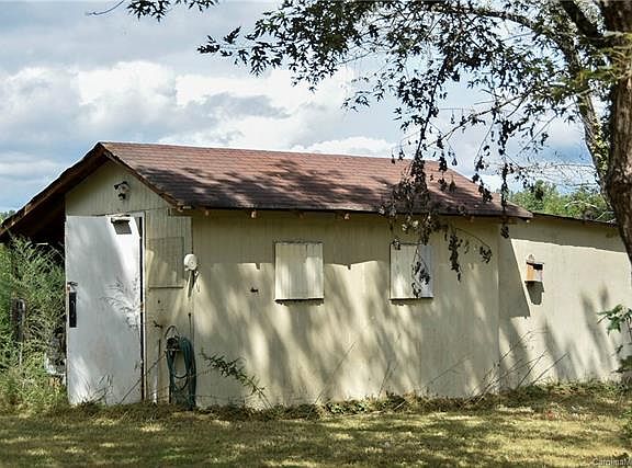 2nd image of 408 Meadow Ln
