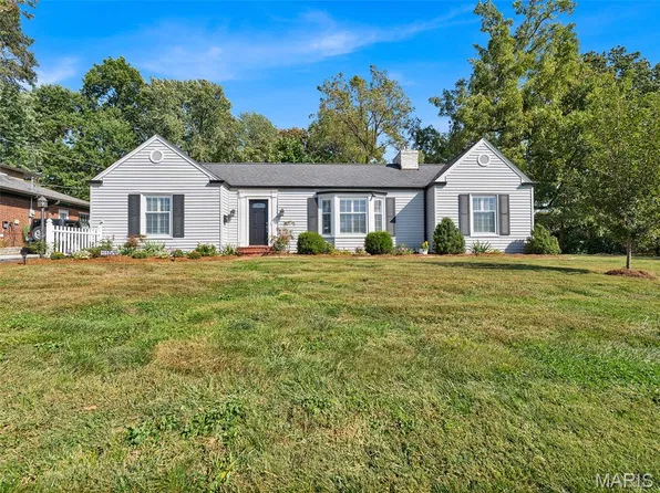 1154 S Berry Rd, Saint Louis, MO 63122