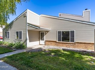 119 Parkview Cir, Grand Forks, ND 58201