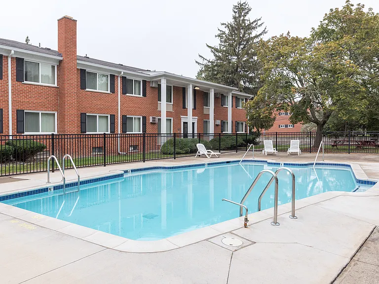 Cambridge Apartments — Photo 9