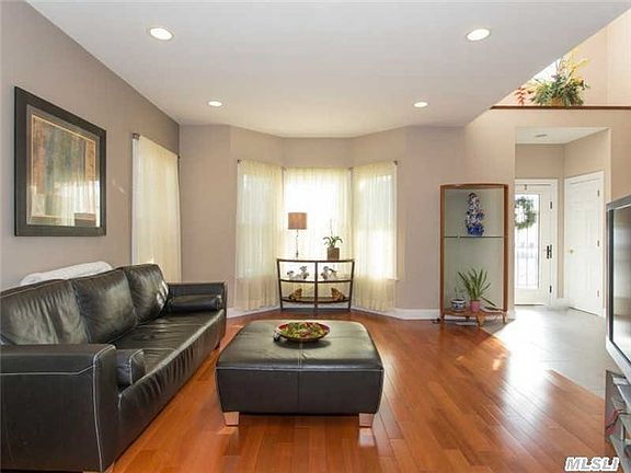 4th image of 17 Radcliff Ave