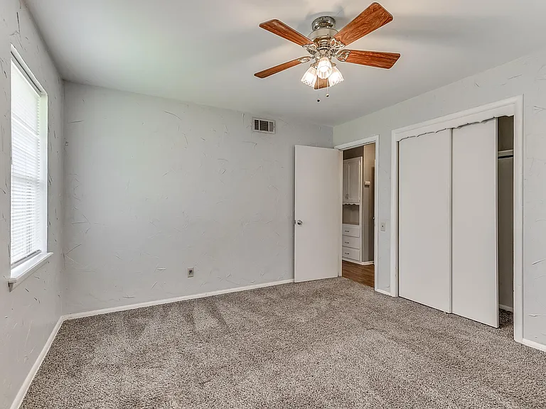 820 E Carroll Ln — Photo 12