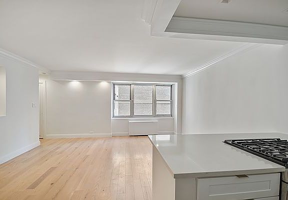 2nd image of 77 W 55th St APT 11A