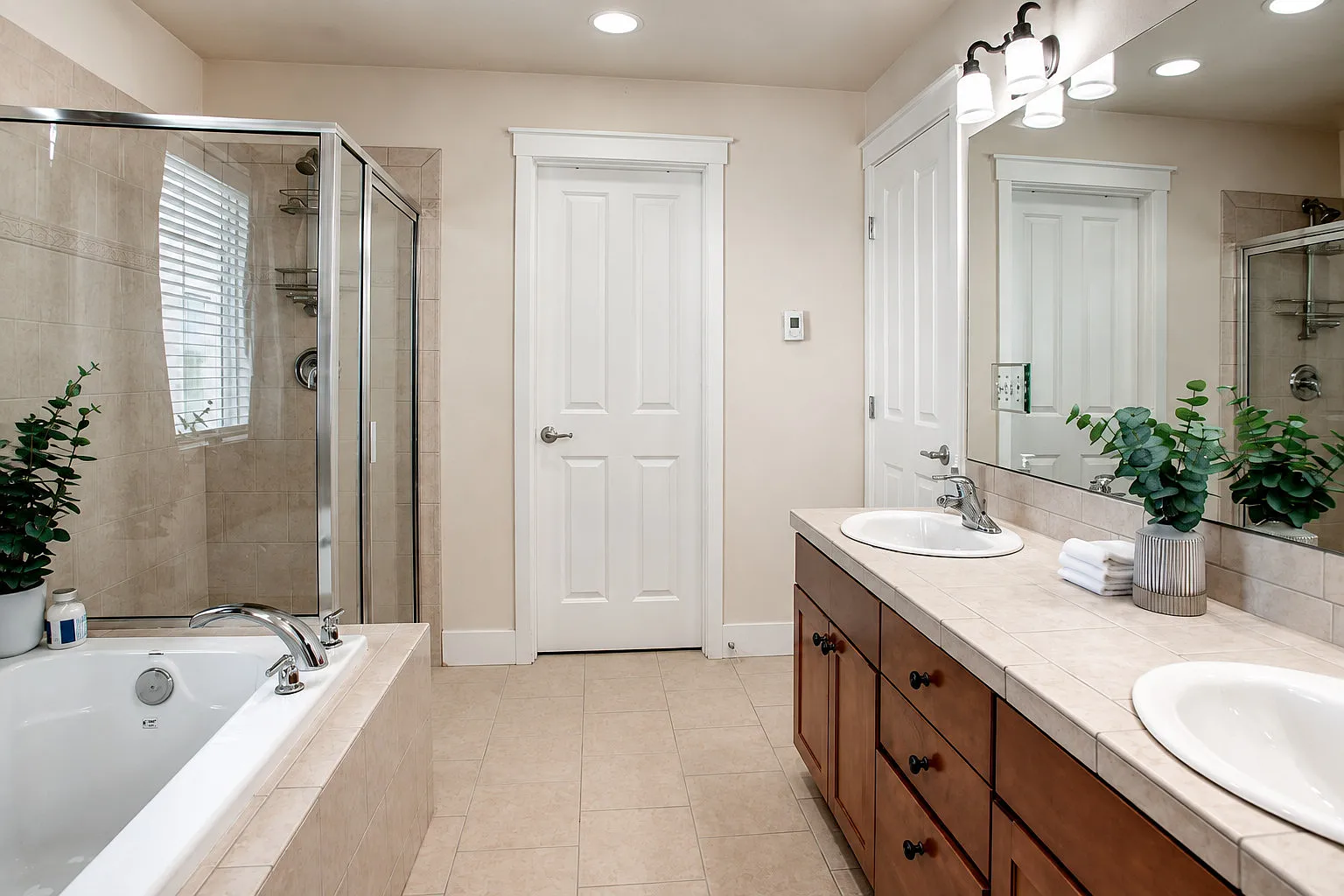 3 bed, 2.5 bath, 1570 sqft, $4,795 — Photo 4