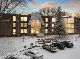 6075 Lincoln Dr APT 301, Edina, MN 55436